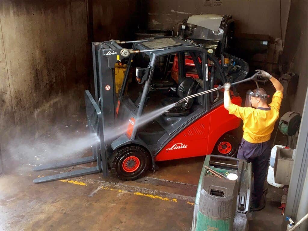 Blog-1-FEBRUARY_-Tips-to-clean-your-forkflift-blog-image-new - Upright Forklift Repair Houston